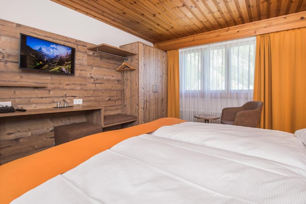 Postel nebo postele na pokoji v ubytování Hotel Taescherhof