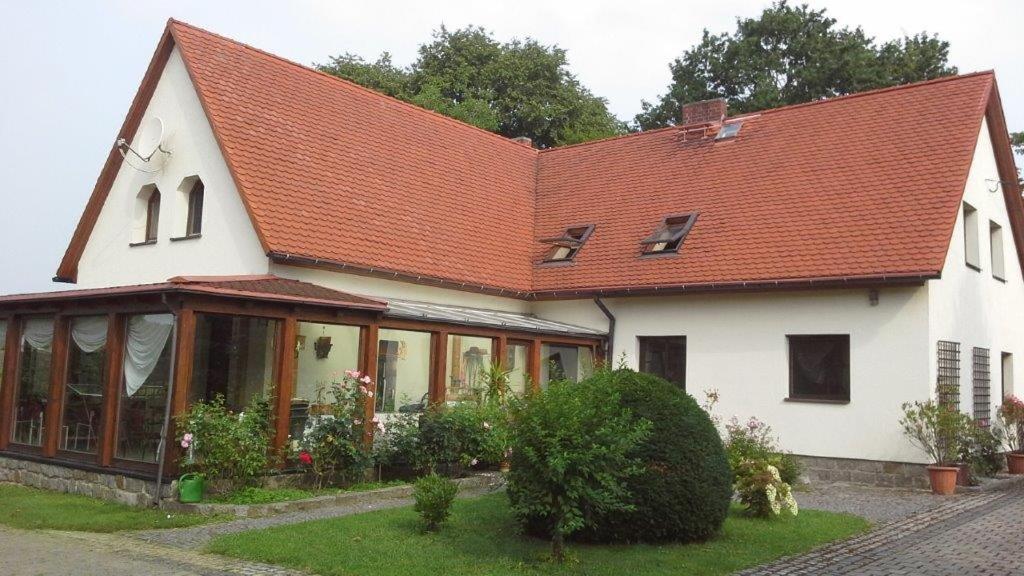 a white house with a red roof at Landidyll in Großdubrau