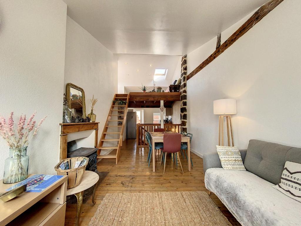 ein Wohnzimmer mit einem Sofa und einem Esszimmer in der Unterkunft Maison atypique - centre historique - Puy en Velay in Le Puy en Velay