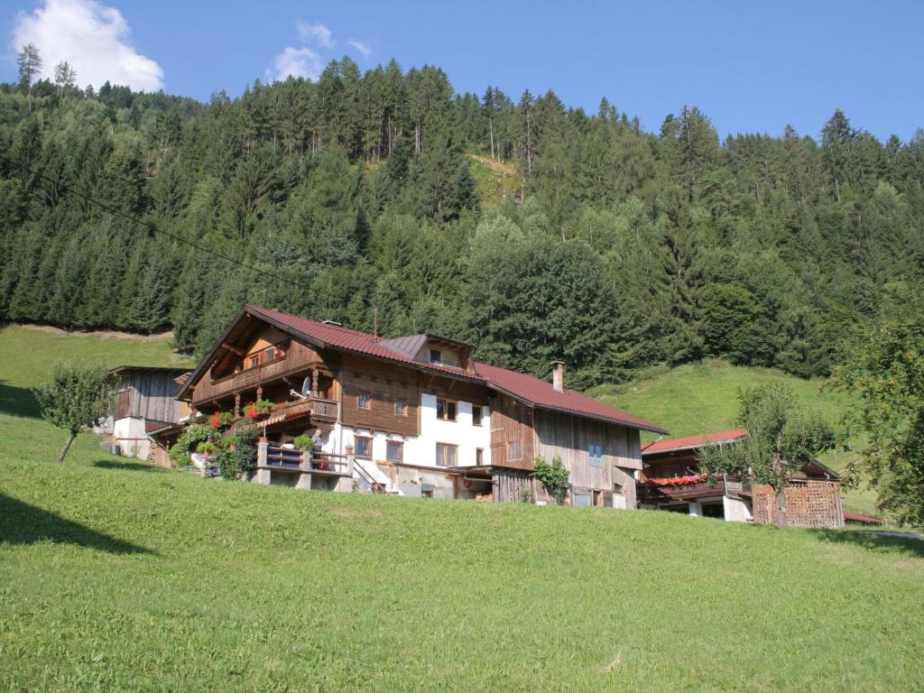 カルテンバッハにあるSpacious Holiday Home near Ski Area in Kaltenbachの田の丘の上の家