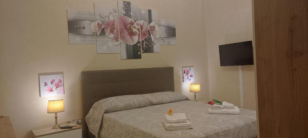 - une chambre avec un lit avec deux chaussures dans l'établissement Casa vacanze Puccini, à Lecce