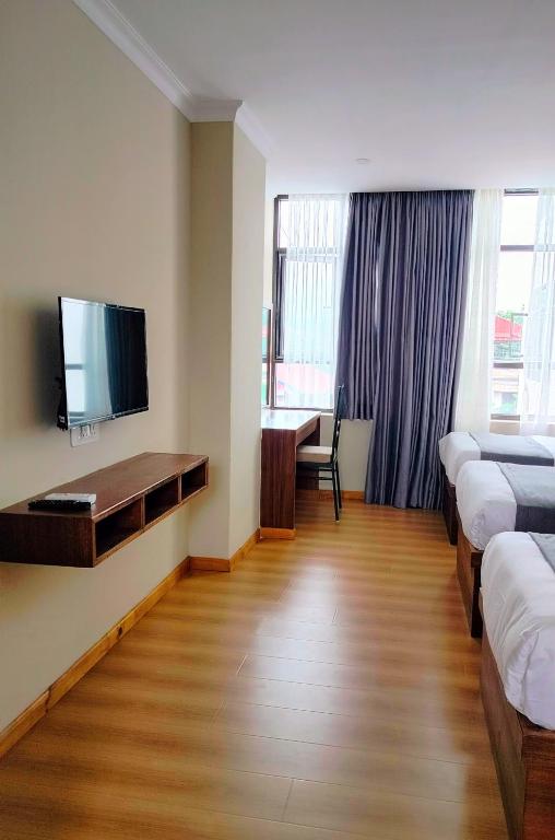 Televiisor ja/või meelelahutuskeskus majutusasutuses Hotel Gulmohar
