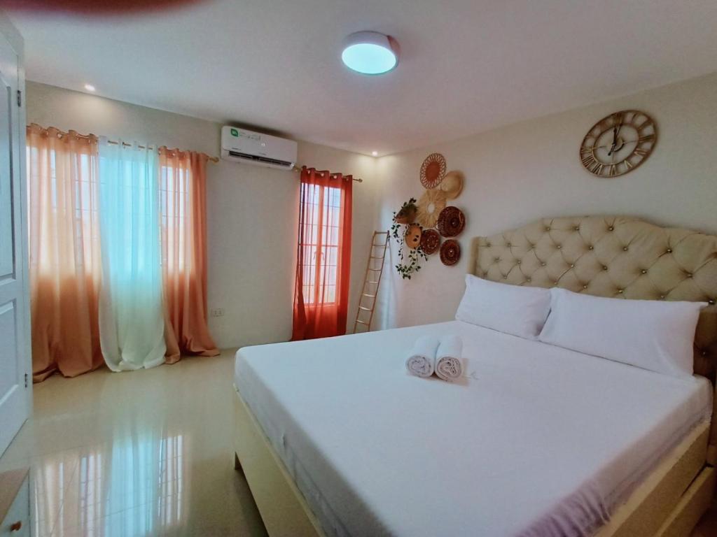 卡巴納端的住宿－6 - Affordable 2-Storey House in Cabanatuan City，一间卧室,床上有两双结婚鞋