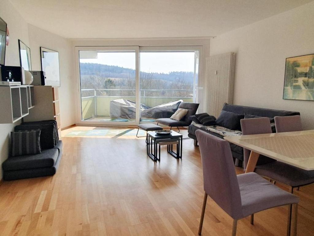 - un salon avec un canapé et une table dans l'établissement Ferienwohnung INA am Bodensee mit Schwimmbad und Sauna, à Uhldingen-Mühlhofen