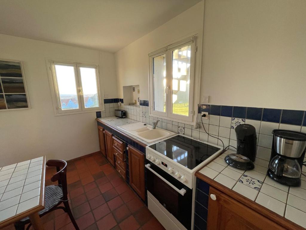 Kuchyň nebo kuchyňský kout v ubytování Maison de pêcheur vue mer exceptionnelle