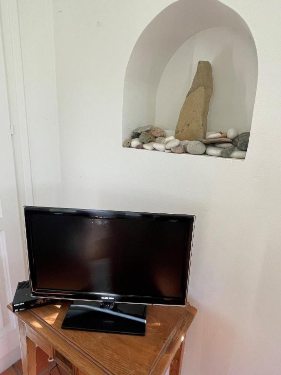 TV a/nebo společenská místnost v ubytování Maison de pêcheur vue mer exceptionnelle