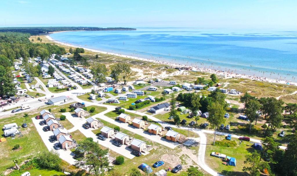 einen Luftblick auf einen Parkplatz neben dem Strand in der Unterkunft Sudersand Resort in Fårö