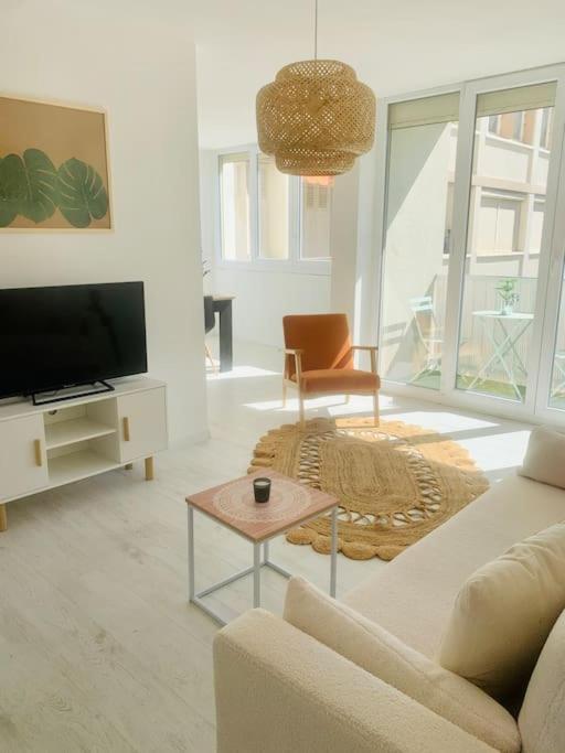 un salon avec un canapé et une télévision dans l'établissement Le COSY T3 climatisé des Calanques de Morgiou, à Marseille