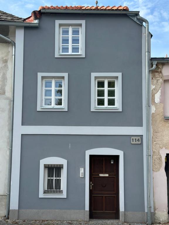 niebieski dom z drzwiami i dwoma oknami w obiekcie Ubytování v historickém centru Litomyšle w mieście Litomyšl