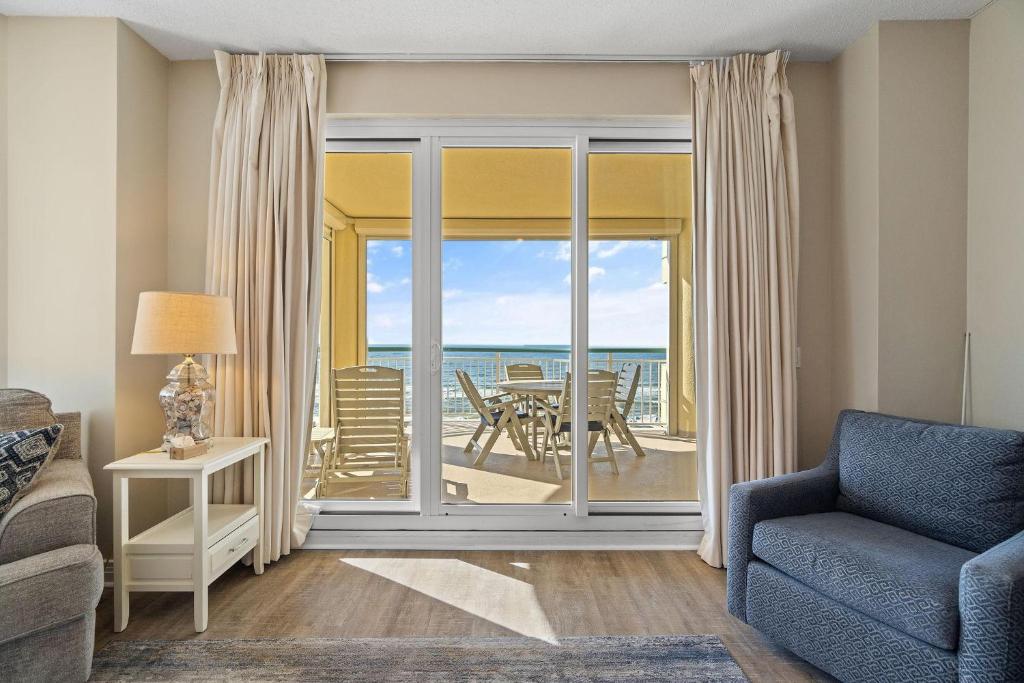 - un salon avec vue sur l'océan dans l'établissement Beach Colony Tower 5B, à Perdido Key