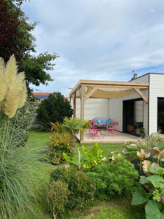 un jardin avec une pergola et une terrasse dans l'établissement Pavillon d'Éole, à Berck-sur-Mer