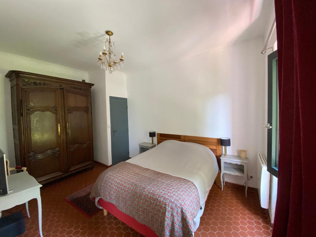 Dormitorio pequeño con cama y vestidor en chambre privée chez l'habitant, en Carpentras