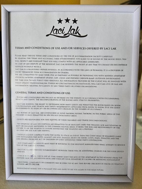 a white sign with stars on top of it at Laci lak modern apartment in Oradea