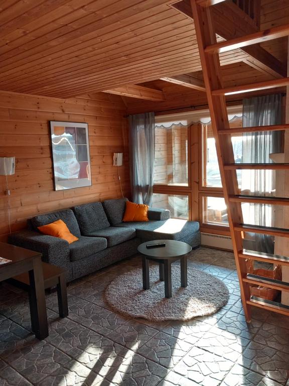 ein Wohnzimmer mit einem Sofa und einem Tisch in der Unterkunft Himos, KOIVULA 25, center area in Jämsä