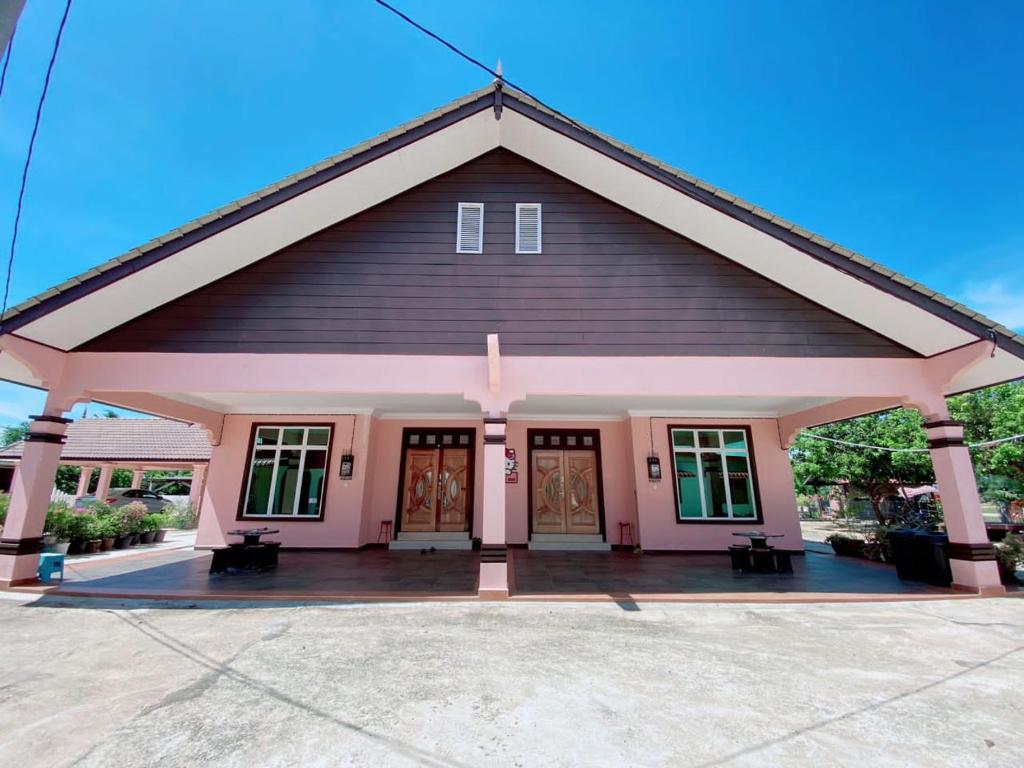 ein Haus mit schwarzem Dach und zwei Türen in der Unterkunft HELLOKITTY HOUSE - Unit 1 in Kuala Terengganu