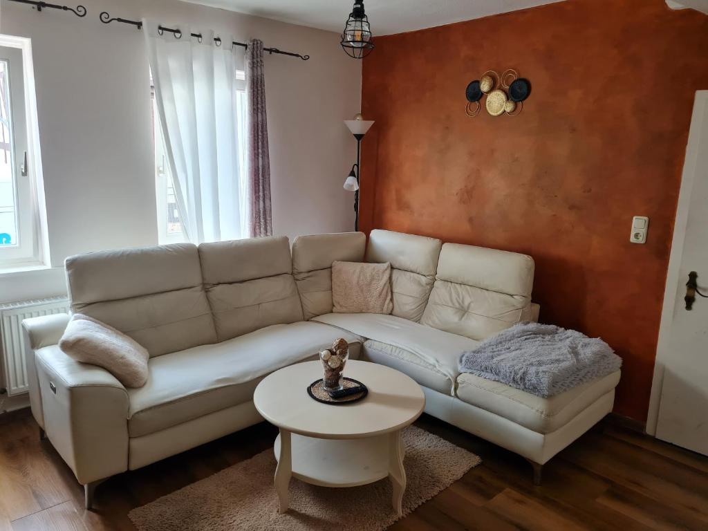 un soggiorno con divano bianco e tavolo di Alex Meißner a Großalmerode