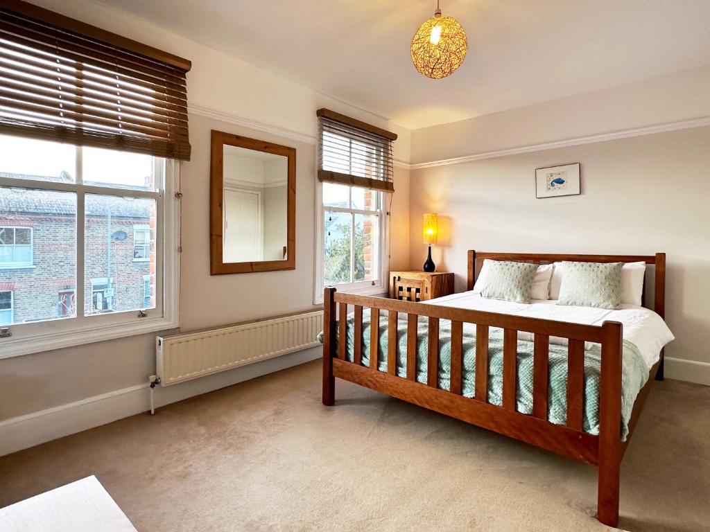 a bedroom with a bed and a window at Daisy’s Place in London in London