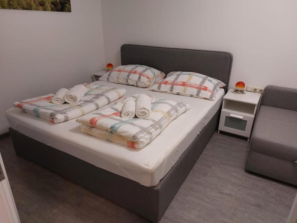 Una cama con toallas y almohadas encima. en Ferienwohnung Heimberger - Appartement 2, en Sölling