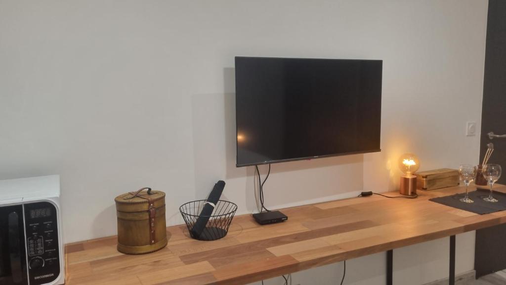 Una televisión o centro de entretenimiento en VUE SUR MER