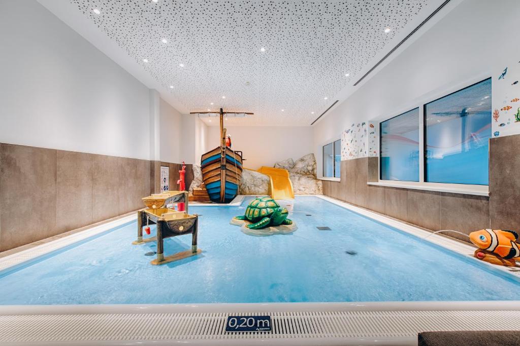 Biliár nebo kulečník v ubytování Obermühle 4*S Boutique Resort