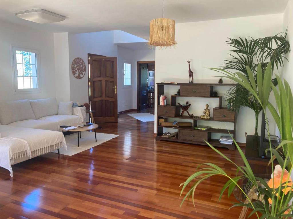 ein Wohnzimmer mit einem Sofa und einem Tisch in der Unterkunft Xanadu Coliving in Santa Úrsula