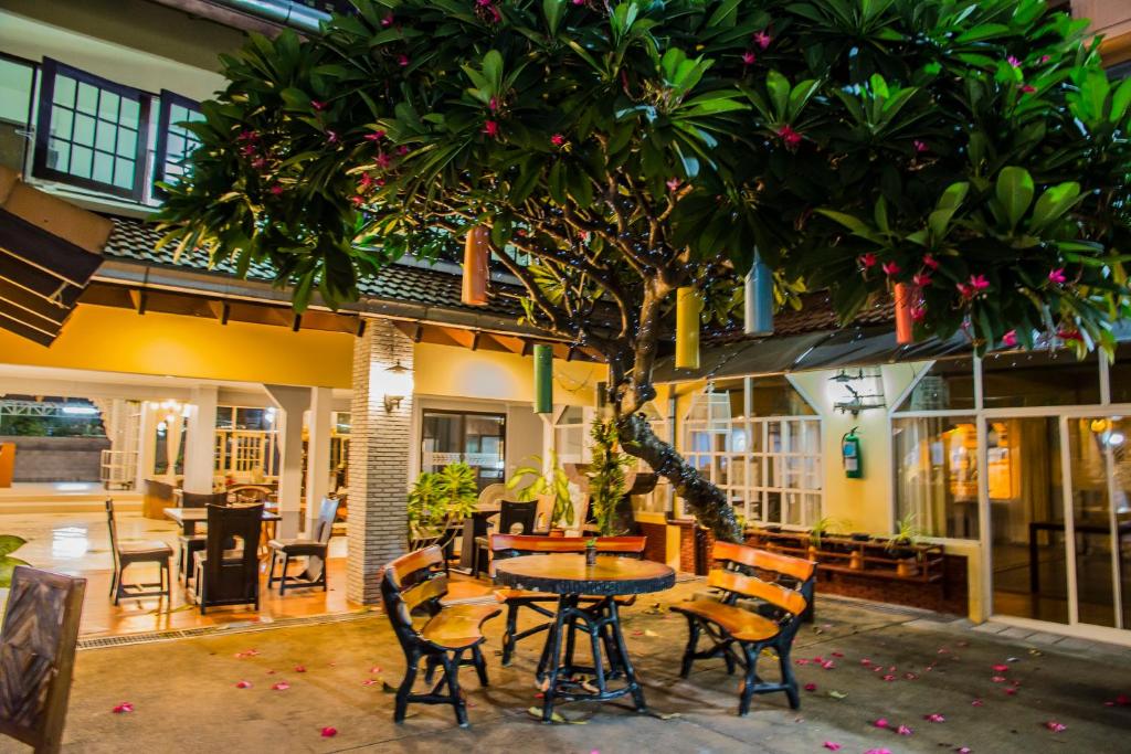 S Lodge Pattaya formally Sabai Lodge - Resim 37