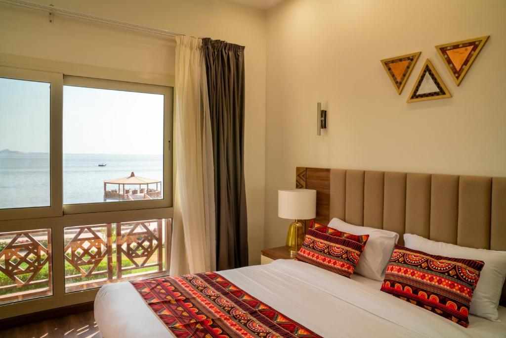 Una cama o camas en una habitación de Azal Lagoons Resort Abu Simbel