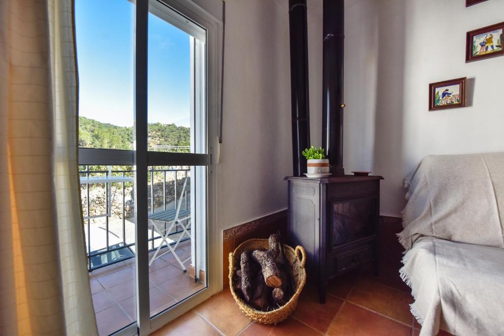 1 dormitorio con 1 cama y puerta a un balcón en Cuesta Alta - A, en Arroyo