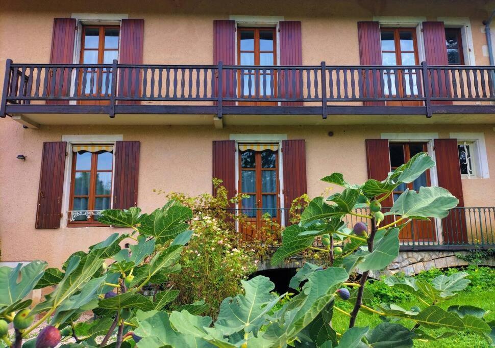 een gebouw met een balkon en een aantal ramen bij Logement entier pour 6 personnes in Saint-Maixent-lʼÉcole