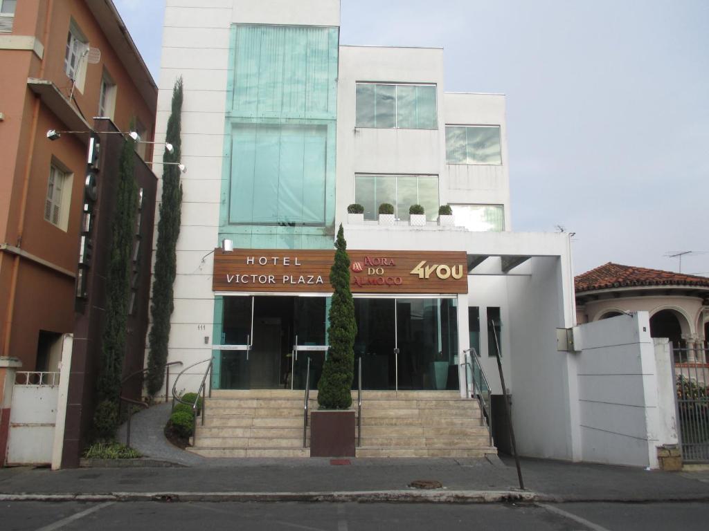 ein Hotel mit einem Schild an der Vorderseite eines Gebäudes in der Unterkunft Victor Plaza Formiga in Formiga