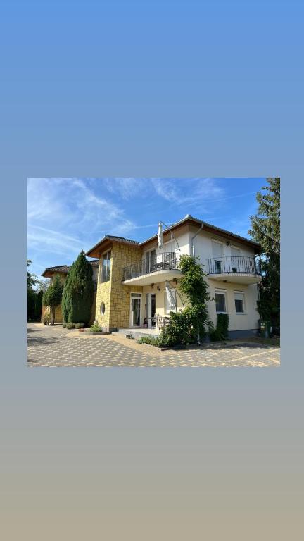 dwa zdjęcia domu z w obiekcie Ivett apartmanház w mieście Balatonlelle