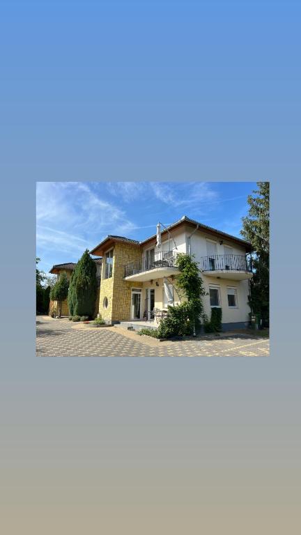 dwa zdjęcia domu i budynku w obiekcie Ivett apartmanház w mieście Balatonlelle