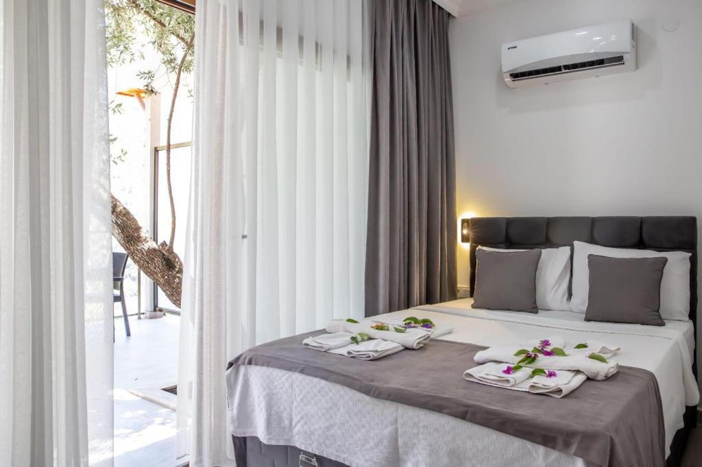Una habitación de hotel con una cama con toallas. en Belle Vue Ölüdeniz en Fethiye