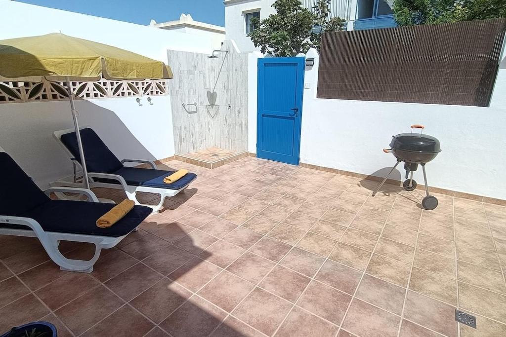 un patio con 2 sedie, un grill e un fumatori di Casa la Concha Costa Calma a Costa Calma