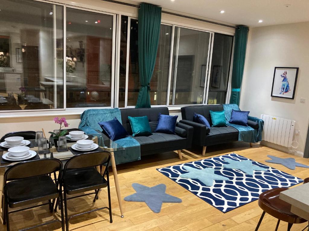 Posezení v ubytování Central Sheffield 3BED 3BATH IV Pent-Apartment