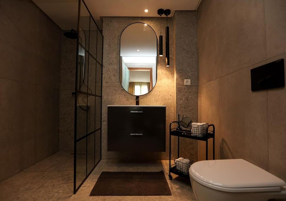 ein Bad mit einem WC und einem Spiegel in der Unterkunft Superbe appartement avec terrasse in Casablanca