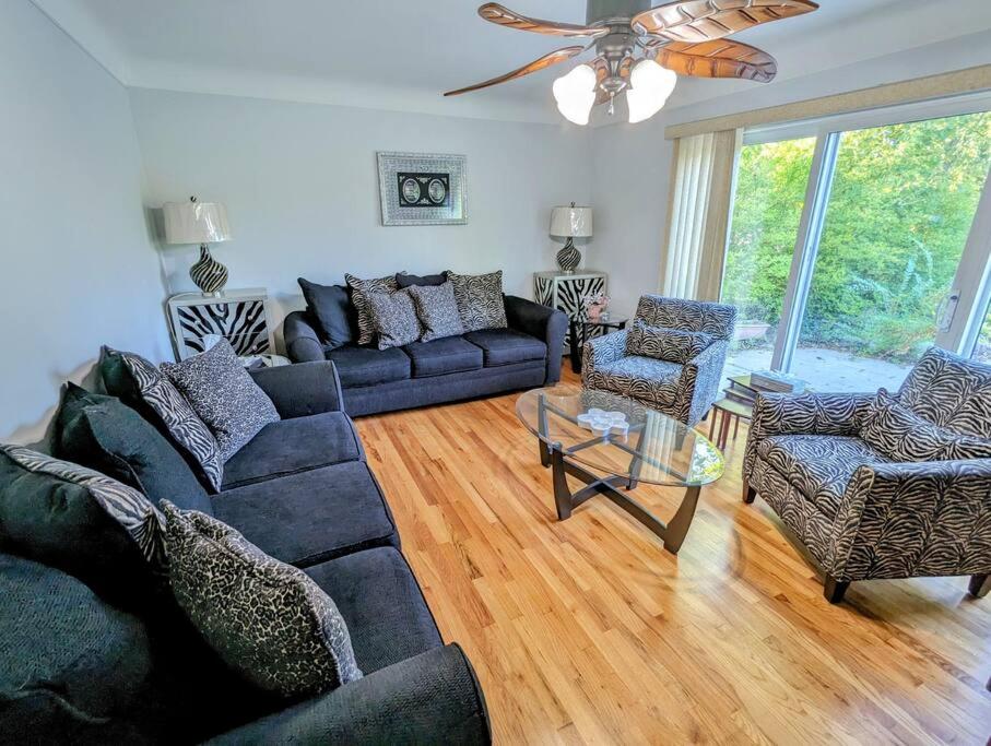 - un salon avec un canapé et deux chaises dans l'établissement Beautiful Home in Dearborn Heights, Comfy Beds, à Dearborn Heights