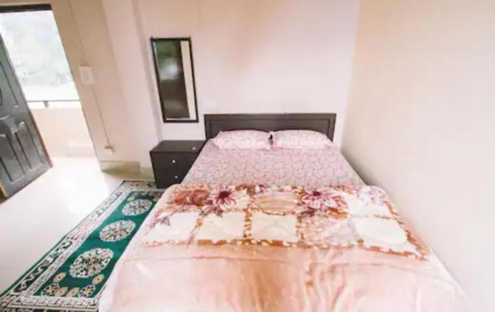 a bedroom with a bed in a room at Cardamom Blues in Aritar