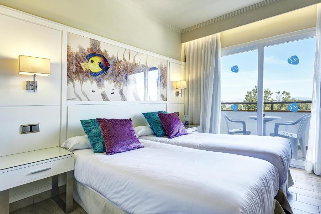 Кровать или кровати в номере Grupotel Maritimo