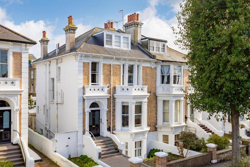 una imagen de una gran casa blanca en Lovely, modern & spacious 1-bed flat central Hove en Brighton & Hove