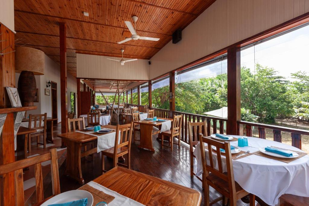 Restaurace v ubytování Villa Anse La Blague