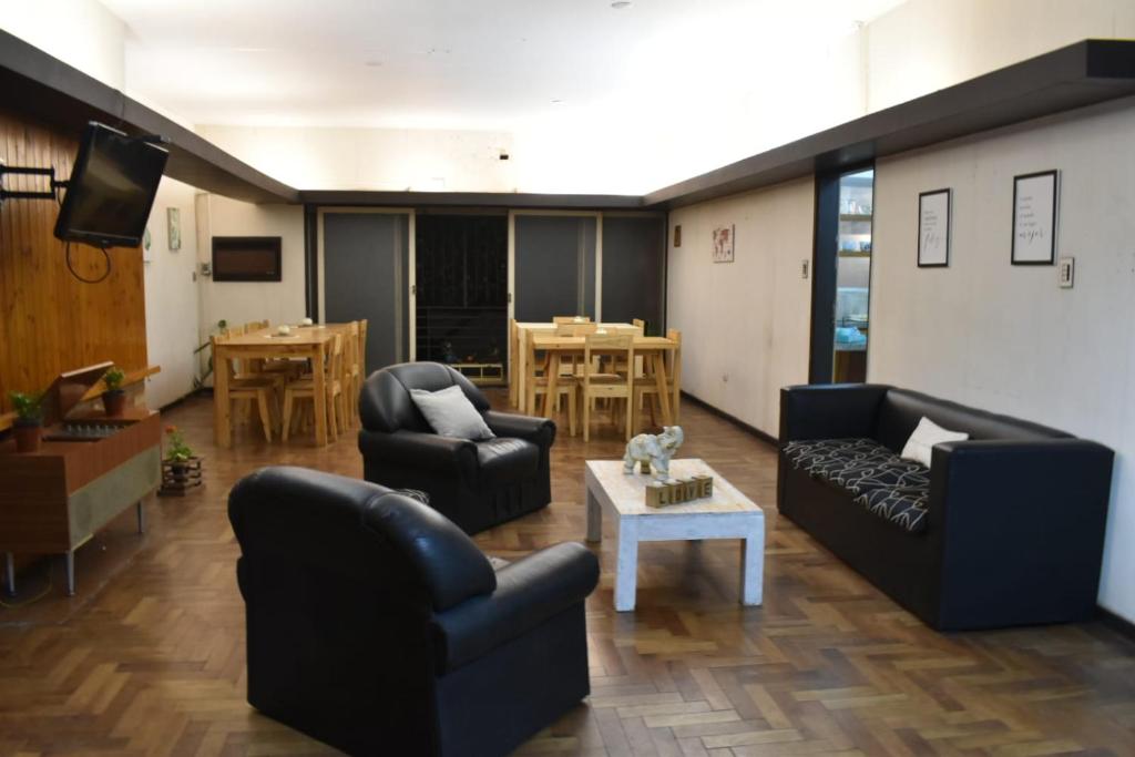 Sala de estar con 2 sofás y mesa en CEJITAS HOSTEL en Córdoba