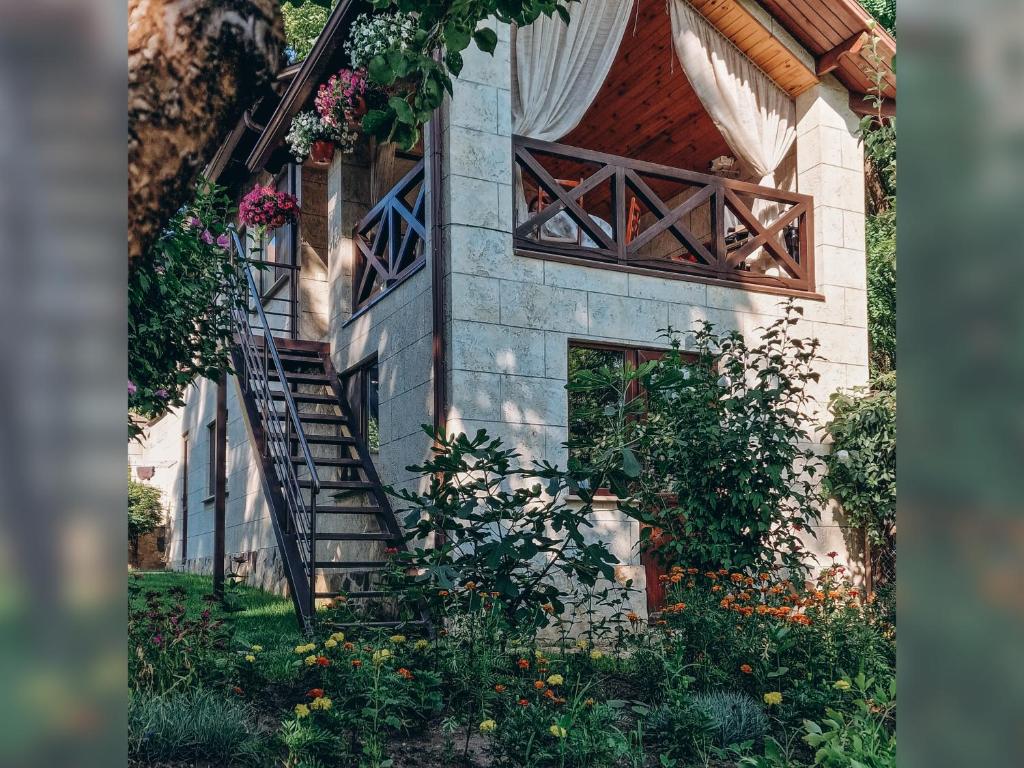 una casa con una escalera de caracol en el lateral. en White Valley entire Guest House next to Forest en Chisináu