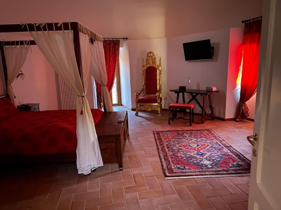sypialnia z łóżkiem, krzesłem i stołem w obiekcie La “Torre dell’amore” w mieście Moricone