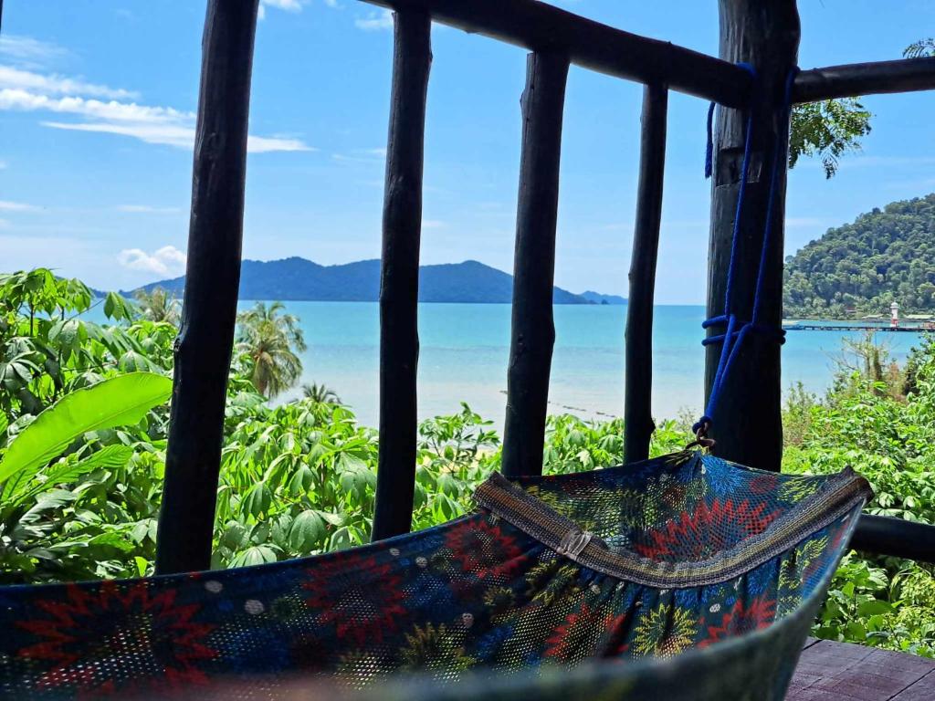 uma varanda com vista para o oceano em Neeno Hut em Ko Chang