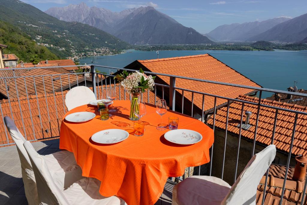 una mesa en un balcón con vistas al lago en Casa Fausto, en Vercana