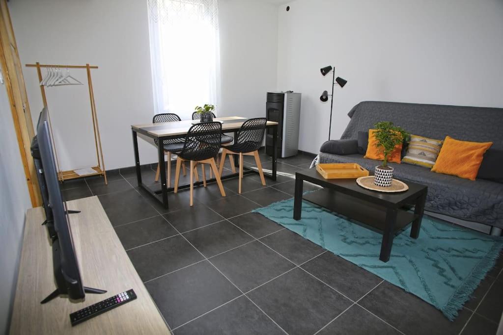 sala de estar con sofá y mesa en Peaceful City Hideaway in SISTERON, en Sisteron