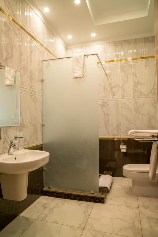 Un baño de Azal Lagoons Resort Abu Simbel