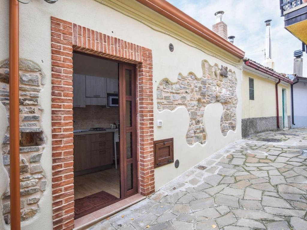 una puerta a una cocina en un edificio en Cosy holiday home in Albidona near centre, en Albidona