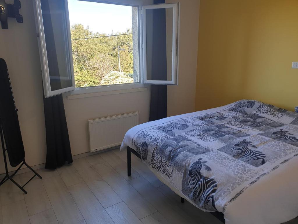 1 dormitorio con cama y ventana en Chambre au calme avec cuisine équipée sur demande en supplément, en Figeac